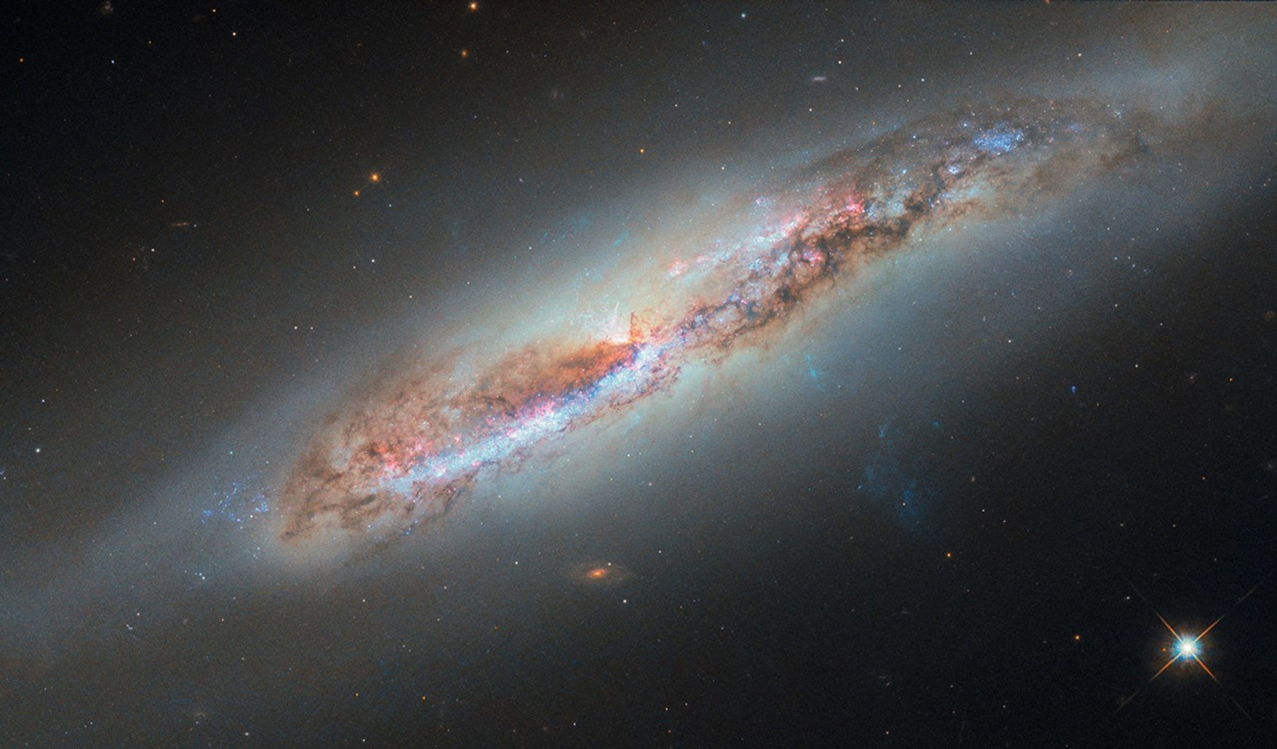 Hubble_NGC4388_potw2550a